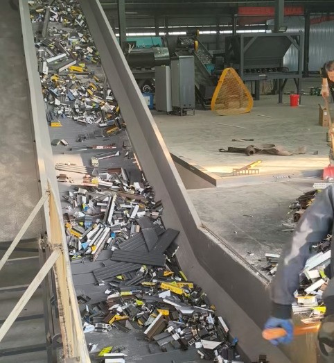 路友鋁合金邊角料破碎機在安徽掄起錘頭開啟了破碎生涯